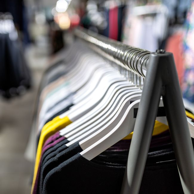 Roupas estilosas penduradas em cabides na loja