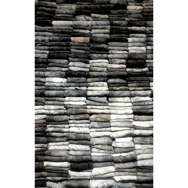 Pilha de calças jeans dobradas
